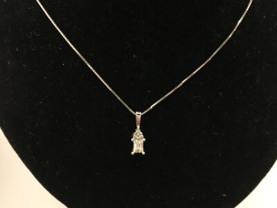 An 18ct white gold chain with a diamond pendant 
2.56g