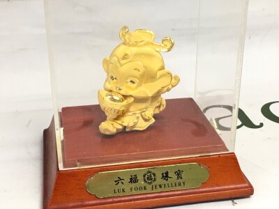 A Luk Fook Jewellery Fine gold hallmarked Chinese year of the monkey figure, with display case. 15.6g total weight.