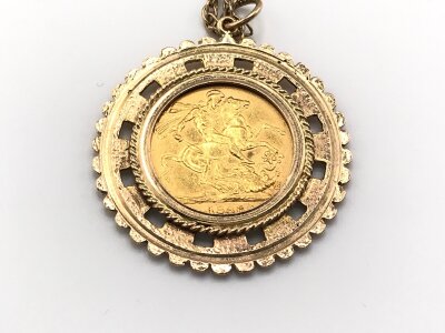 An 1886 full sovereign in 9ct gold mount.
21.94g