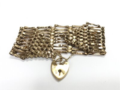 A large 9ct gold gate bracelet, approx weight 18.08 grams.
