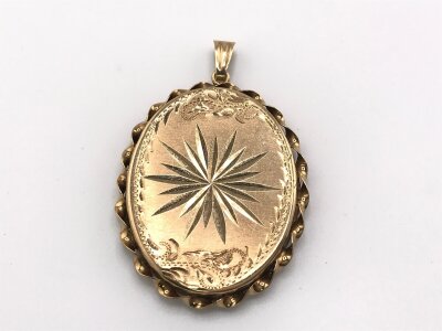 A 9ct gold oval locket. 
6.84g and approx 43mm