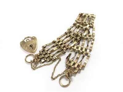 A 9ct gold gate bracelet. Approx weight 11.64 grams.
