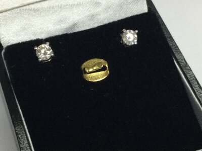 A 14ct white gold diamond studs, 1.2g total weight.