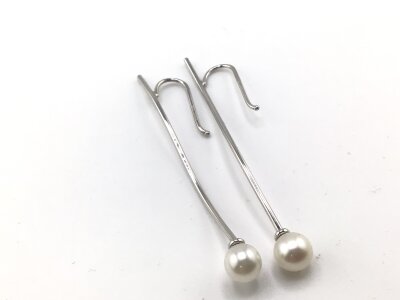 A pair of modern design 18carat white gold earrings of vertical drop with cultured pearl weight 3.5g