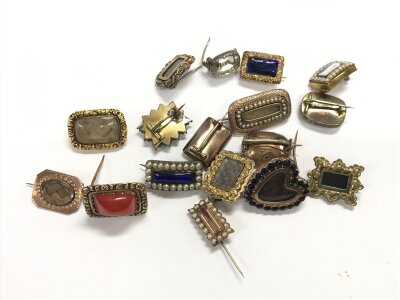 18 yellow metal mourning brooches.
