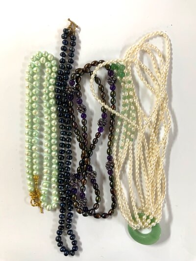 4 strung pearl necklaces of various designs. NO RESERVE