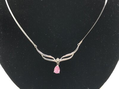 A 9ct white gold necklace set with a tourmaline.
3.35g