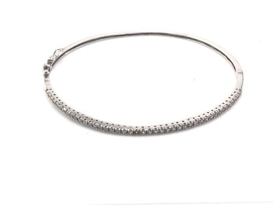 A 9ct white gold bangle set with small diamonds.
5.89g and approximately 6.5cm diameter
