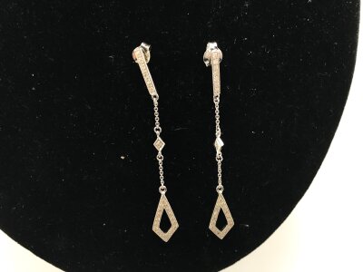 A pair of 18ct white gold drop earring set with diamond chips.
3.25g