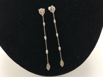A pair of 18ct white gold drop earrings.
3.92g
