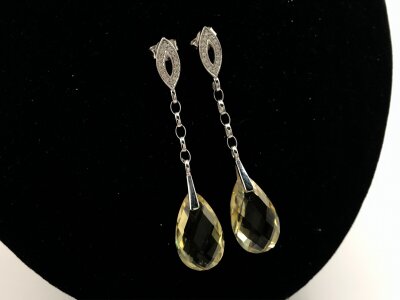 A pair of 9ct white gold earrings long drop with cut citrons.
5.87g