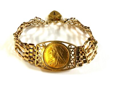 A 9ct gold gate bracelet inset with a full 1900 veiled head Queen Victoria sovereign. 21.4g