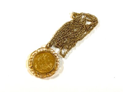 A Queen Victoria veiled head 1900 full sovereign with a 9ct gold coin mount and chain. 17.7g