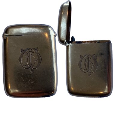 A small 18ct gold vesta case, marks for Birmingham 1898. 16.5g