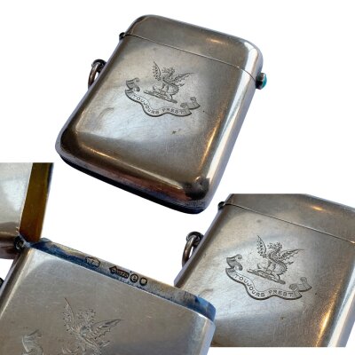 A 9ct gold hallmarked vesta case with turquoise button, engraved crest Tourjours Prest (Always Ready), marks for London 1900, William Hornby, 36g