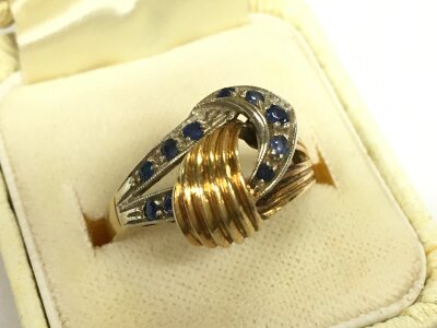 An 18ct gold ring set with sapphire and chip diamonds. Size P, weight 5,4g