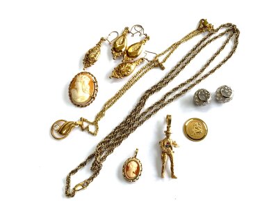 A small collection of mixed 9ct gold jewellery.