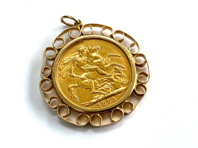 A 1903 full sovereign with a 9ct gold coin mount.