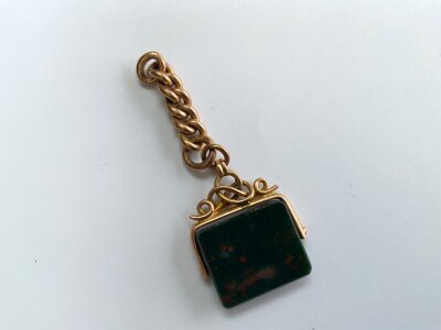 A 9ct gold bloodstone spinning fob. 7.4g