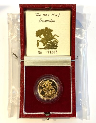 A Royal Mint issue QE2 1985 proof sovereign.