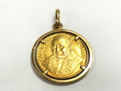 A high carat commemorative pope pendant with 9ct mount, 6.21g total weight.
