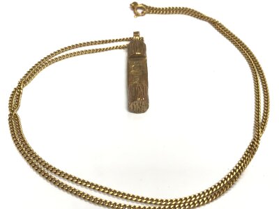 A 9ct gold tree log pendant on a 18ct chain. 29g total weight. Necklace 31cm long