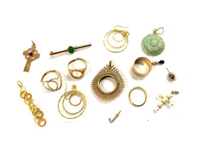 A mixed lot of gold jewellery. Total weight 23g
