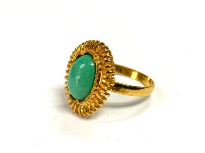 A vintage 21ct gold turquoise stone set ring, Size M. 4.35g