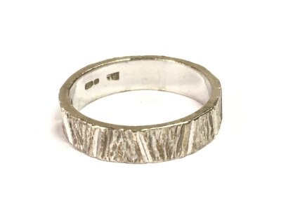A 9ct white gold bark band ring, size K.