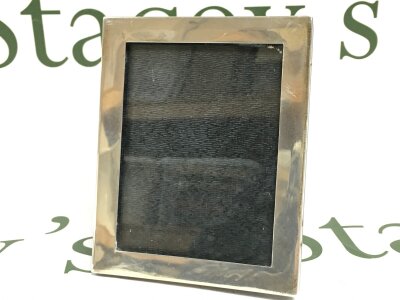 A hallmarked silver frame. 13x10cm dimensions