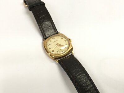 A vintage 9ct gold Majex Gents watch seen working. 18g total weight