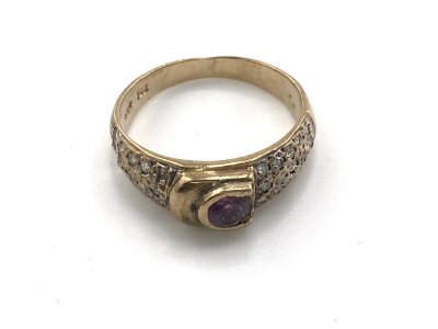 A 9ct gold ring set with amethyst
Size O and 3.35g