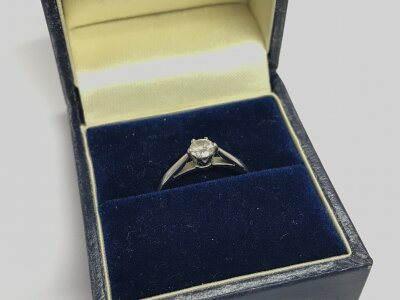 A platinum ring set with a diamond stone. Approximately 0.25 carat. 3.3g total weight.size K