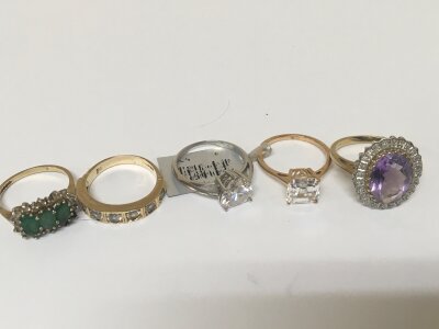 Five 9carat gold rings set with CZ and coloured stones. Weight 16g