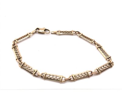 A 9ct gold chain bracelet. Approx 20cm long and 5.13g