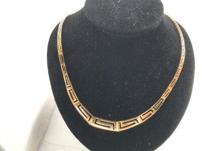 A 9ct gold necklace.
13.86g