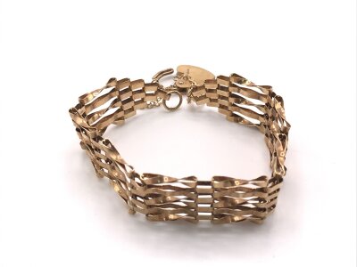 A 9ct gold gate bracelet with heart shaped padlock.
10.54g