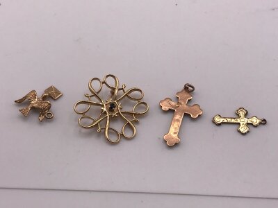 A gold brooch and three pendants 5.9 grams