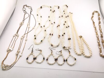 A collection of assorted pearl and pearl type jewellery.