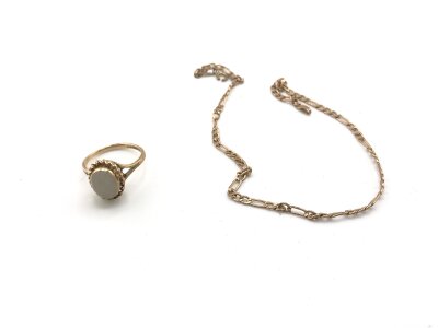 A 9ct gold bracelet (a/f) and a 9ct gold ring.
3.03g