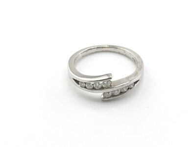An 18ct white gold ring set with a row of eight Brilliant cut diamonds.
Size N and 3.99g