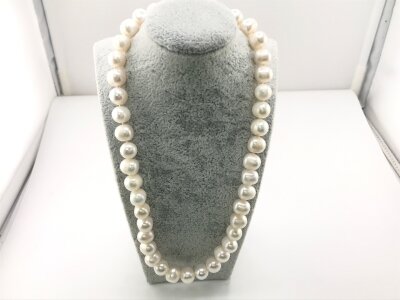 A cultured pearl necklace with silver lobster clasp.