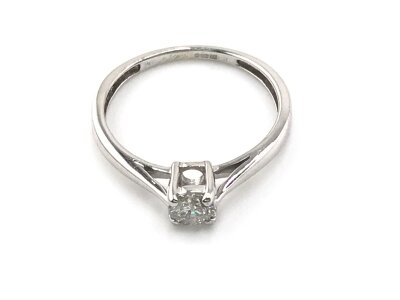An 18ct white gold diamond solitaire ring approximately 0.25ct diamond and size K 1/2