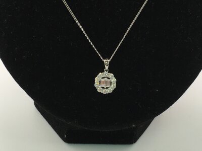 A white 9ct gold necklace with white stone pendant.
2.71g
