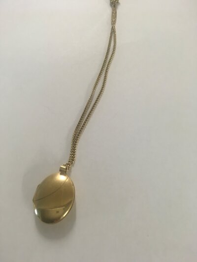 A 9 ct gold chain and pendant total weight 6 grams.