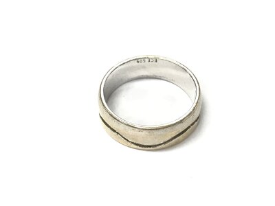 A 14ct white and yellow gold band
Size Q 1/2 and 6.67g