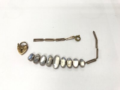 A 9ct gold moonstone bracelet (A/F) and a 9ct gold padlock.
6.10g