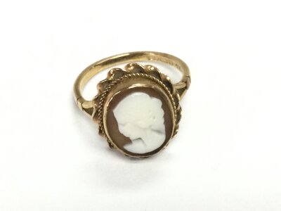 A 9ct gold cameo rings. 2.45g and size K.