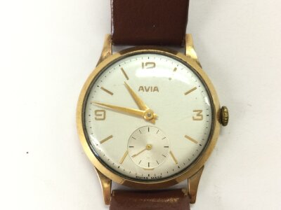 A gents vintage Avia watch on a leather strap. Case approximately 32mm wind and runs.