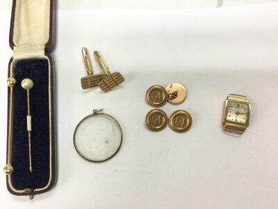 A mixed collection of jewellery including some 9ct cufflinks 11.13g and an 18ct gold cased watch 6.97g